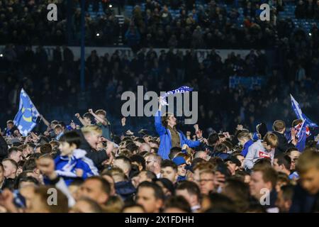 Portsmouth, Großbritannien. April 2024. Fans von Portsmouth feiern am 16. April 2024 im Fratton Park, Portsmouth, Hampshire, England, Großbritannien beim SKY Bet EFL League 1 Spiel Portsmouth FC gegen Barnsley FC. Credit: Every Second Media/Alamy Live News Stockfoto