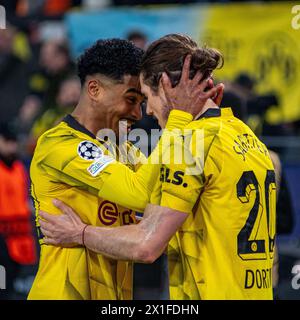 Dortmund, Nordrhein-Westfalen, Deutschland. April 2024. Borussia Dortmund Teamkollegen IAN MAATSEN (22, links) und MARCEL SABITZER (20, rechts) feiern Sabitzers Tor beim UEFA Champions League Spiel zwischen Borussia Dortmund und Atletico Madrid am 16. April 2024 im BVB Stadion Dortmund in Dortmund, Nordrhein-Westfalen. (Kreditbild: © Kai Dambach/ZUMA Press Wire) NUR REDAKTIONELLE VERWENDUNG! Nicht für kommerzielle ZWECKE! Stockfoto