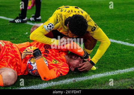 Dortmund, Nordrhein-Westfalen, Deutschland. April 2024. Borussia Dortmunder Verteidiger IAN MAATSEN (22, oben) überprüft Torhüter GREGOR KOBEL (1, unten) im UEFA Champions League Spiel zwischen Borussia Dortmund und Atletico Madrid im BVB Stadion Dortmund in Dortmund, Nordrhein-Westfalen, Deutschland am 16. April 2024. (Kreditbild: © Kai Dambach/ZUMA Press Wire) NUR REDAKTIONELLE VERWENDUNG! Nicht für kommerzielle ZWECKE! Stockfoto