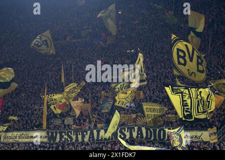 Dortmund, Nordrhein-Westfalen, Deutschland. April 2024. Die Fans der Gelben Mauer unterstützen Borussia Dortmund vor dem UEFA Champions League Spiel zwischen Borussia Dortmund und Atletico Madrid im BVB Stadion Dortmund in Dortmund, Nordrhein-Westfalen, Deutschland am 16. April 2024. Das Banner unten lautet: „Herzlich Willkommen im Westfalenstadion Dortmund“ (Credit Image: © Kai Dambach/ZUMA Press Wire) NUR REDAKTIONELLE VERWENDUNG! Nicht für kommerzielle ZWECKE! Stockfoto