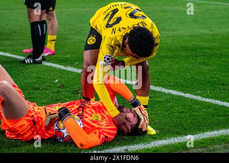 Dortmund, Nordrhein-Westfalen, Deutschland. April 2024. Borussia Dortmunder Verteidiger IAN MAATSEN (22, oben) überprüft Torhüter GREGOR KOBEL (1, unten) im UEFA Champions League Spiel zwischen Borussia Dortmund und Atletico Madrid im BVB Stadion Dortmund in Dortmund, Nordrhein-Westfalen, Deutschland am 16. April 2024. (Kreditbild: © Kai Dambach/ZUMA Press Wire) NUR REDAKTIONELLE VERWENDUNG! Nicht für kommerzielle ZWECKE! Stockfoto