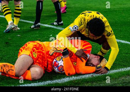 Dortmund, Nordrhein-Westfalen, Deutschland. April 2024. Borussia Dortmunder Verteidiger IAN MAATSEN (22, oben) überprüft Torhüter GREGOR KOBEL (1, unten) im UEFA Champions League Spiel zwischen Borussia Dortmund und Atletico Madrid im BVB Stadion Dortmund in Dortmund, Nordrhein-Westfalen, Deutschland am 16. April 2024. (Kreditbild: © Kai Dambach/ZUMA Press Wire) NUR REDAKTIONELLE VERWENDUNG! Nicht für kommerzielle ZWECKE! Stockfoto