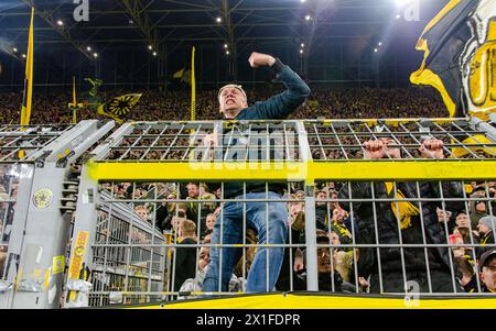 Dortmund, Nordrhein-Westfalen, Deutschland. April 2024. Die Fans der Dortmunder Gelben Mauer feiern am 16. April 2024 im BVB Stadion Dortmund in Dortmund, Nordrhein-Westfalen, das zweite Tor ihres Teams beim UEFA Champions League-Spiel zwischen Borussia Dortmund und Atletico Madrid. (Kreditbild: © Kai Dambach/ZUMA Press Wire) NUR REDAKTIONELLE VERWENDUNG! Nicht für kommerzielle ZWECKE! Stockfoto