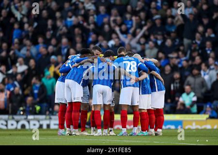 Portsmouth, Großbritannien. April 2024. Portsmouth Spieler treffen sich beim SKY Bet EFL League 1 Spiel von Portsmouth FC gegen Barnsley FC am 16. April 2024 in Fratton Park, Portsmouth, Hampshire, England, Großbritannien. Credit: Every Second Media/Alamy Live News Stockfoto