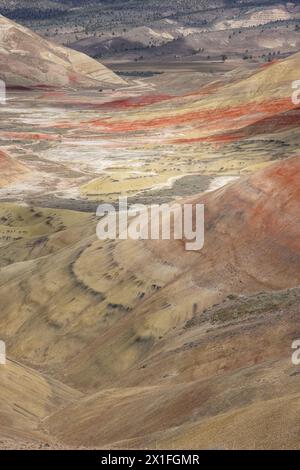 Wunderschöne und farbenfrohe Landschaft der Painted Hills im Osten Oregons in der Nähe von John Day. Stockfoto