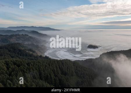 Erhöhter Blick auf den Myers Creek Beach in Oregon mit nachmittags aufziehendem Nebel. Stockfoto