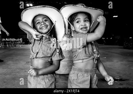 Detroit, Michigan, USA. Juni 2023. Zwei junge Schwester-Cowgirls während des Midwest Einladungsrodeo auf den Wayne County Fairgrounds in Bellville. Fast 1000 Teilnehmer waren anwesend. (Kreditbild: © Brian Branch Price/ZUMA Press Wire) NUR REDAKTIONELLE VERWENDUNG! Nicht für kommerzielle ZWECKE! Stockfoto