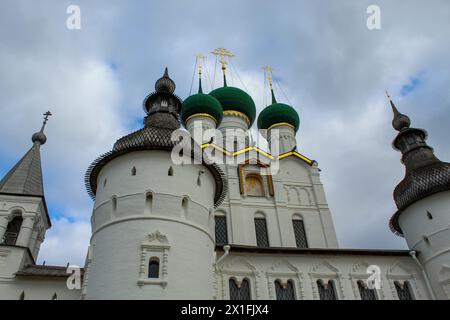 Winteransicht des mittelalterlichen Kremls in Rostow dem Großen als Teil der Gruppe mittelalterlicher Städte des Goldenen Rings im Nordosten von Moskau, Russland. Inkl. Stockfoto