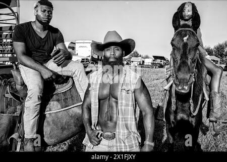 Shelby, New Jersey, USA. August 2023. Riders L-R GEORGE CLEMONS, (27) aus Ludowici, GA, LEON JAMISON aus Aiken, SC und KALIN BEIL, (25) aus Houston, TX während des Eröffnungstages des Ebony Horseman Trail Ride. Mindestens 800 Reiter nehmen an dem Trail-Ritt Teil und über 20 bis 25.000 Zuschauer besuchten das Rodeo. Die Veranstaltungsfläche ist 20 Hektar groß und bietet Platz für bis zu fünftausend Wohnmobile, Autos und Zelte. (Kreditbild: © Brian Branch Price/ZUMA Press Wire) NUR REDAKTIONELLE VERWENDUNG! Nicht für kommerzielle ZWECKE! Stockfoto