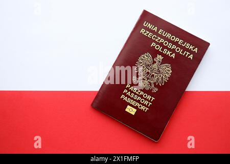 Roter polnischer Pass auf glatter roter und weißer Flagge von Polen Nahaufnahme Stockfoto