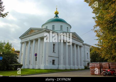 Kirche von Elia Prophet und Tikhon, Bischof von Amaphunt in Jaroslawl. Russland. Bewölkter Himmel mit Kopierraum für Text Stockfoto