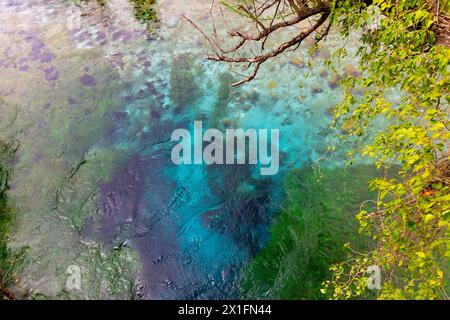 Klares türkisfarbenes Wasser der natürlichen Karstquelle von Blue Eye, Albanien Stockfoto