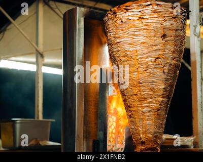 Grillen von traditionellem Trompo al Pastor Street Taco Schweinefleisch auf Spieß mit Flammen in der Nacht in Mexiko. Stockfoto