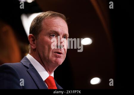 Der US-Senator Eric Schmitt (Republikaner von Missouri) spricht während einer Pressekonferenz im Capitol Building über das bevorstehende Amtsenthebungsverfahren gegen den US-Minister für Heimatschutz Alejandro Mayorkas am Dienstag, den 16. April 2024. Quelle: Aaron Schwartz/CNP Stockfoto