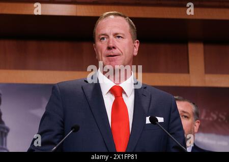 Der US-Senator Eric Schmitt (Republikaner von Missouri) spricht während einer Pressekonferenz im Capitol Building über das bevorstehende Amtsenthebungsverfahren gegen den US-Minister für Heimatschutz Alejandro Mayorkas am Dienstag, den 16. April 2024. Quelle: Aaron Schwartz/CNP Stockfoto