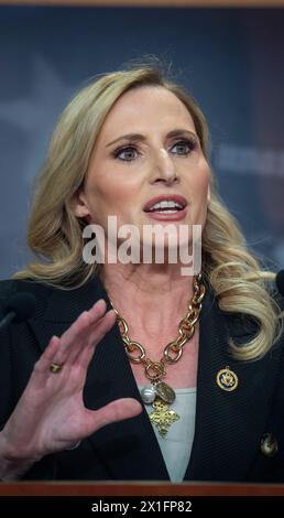 Laurel Lee (Republikaner von Florida), der Abgeordnete der Vereinigten Staaten, hält während einer Pressekonferenz zum Amtsenthebungsverfahren des DHS-Ministers Mayorkas im US-Kapitol in Washington, DC, Dienstag, den 16. April 2024. Quelle: Stange Lamkey/CNP Stockfoto