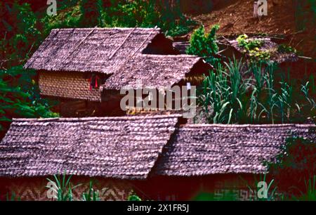 Traditionelle Häuser der indigenen Karen im Norden Thailands. Stockfoto