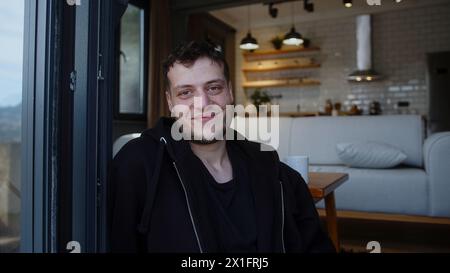 Junger Mann, der in die Kamera schaut, Live-Videokonferenzen macht, online chatten zu Hause. Webcam-Ansicht, Video-Chat und Selbstisolierung1 Stockfoto