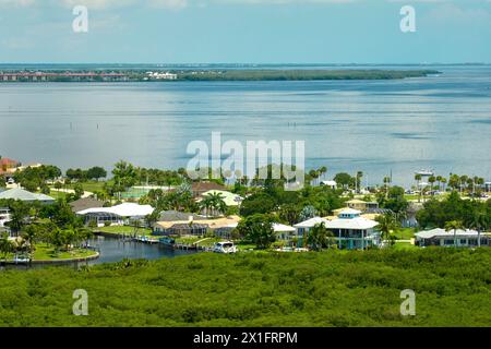 Luftaufnahme von ländlichen Privathäusern in abgelegenen Vororten in der Nähe von Florida Wildlife Feuchtgebiete mit grüner Vegetation an der Küste der Meeresbucht. Wohnen in der Nähe Stockfoto