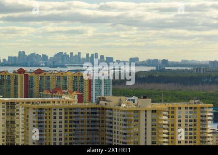 Luftblick auf Sunny Isles Beach City mit luxuriösen Hochhaushotels und Ferienwohnungen am Atlantischen Ozean. Amerikanische Tourismusinfrastruktur im Süden von F Stockfoto