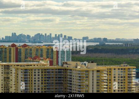 Luftblick auf Sunny Isles Beach City mit luxuriösen Hochhaushotels und Ferienwohnungen am Atlantischen Ozean. Amerikanische Tourismusinfrastruktur im Süden von F Stockfoto