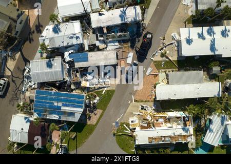 Zerstört durch starken Hurrikan Winde Vorstadthäuser in Florida Wohnmobil Wohngebiet. Folgen von Naturkatastrophen Stockfoto