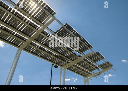 Ausfall der Photovoltaik-Technologie, die in die städtische Infrastruktur integriert ist. Hurrikan-Windschäden an Solarpaneelen, die als Schattendach über dem Parkplatz installiert sind Stockfoto