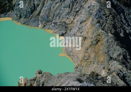 Farbiger See, Mount Kelimatu, Kelimutu Nationalpark, Flores, East Nusa Tenggara Provinz, Indonesien Stockfoto