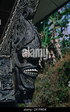 Detail der Gesichtsmaske auf dekoriertem lokalem Haus, Tomok, Samosir Island, Lake Toba, Sumatra, Indonesien Stockfoto