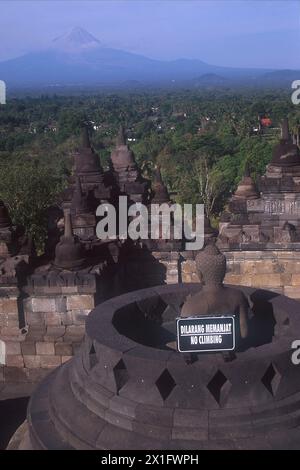 Buddha-Statue in der Stupa der oberen Terrasse, Borobudur-Tempel, Zentral-Java, Indonesien Stockfoto
