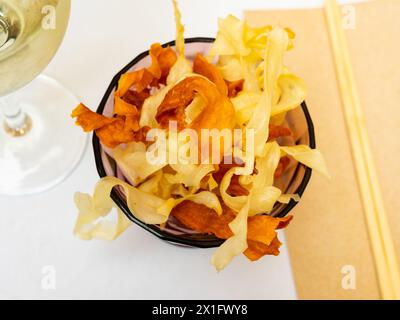 Haufen Gemüsechips aus Süßkartoffeln und Yuca in einer Schüssel Stockfoto