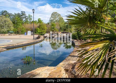 Wunderschöner reflektierender Pool und Wasserfall neben dem Eingangshof im Birmingham Zoo in Birmingham, Alabama. (USA) Stockfoto