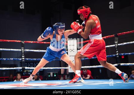 Pueblo, Colorado, USA. April 2024. Kayla Gomez aus den Vereinigten Staaten (Blue) besiegt Tatiana Chagas aus Brasilien in einem 54 kg schweren Vorkampf. Quelle: Casey B. Gibson/Alamy Live News Stockfoto