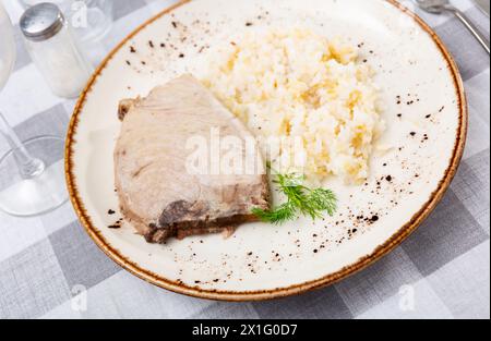 Gebackenes Thunfischsteak auf Teller mit weißem Reis Stockfoto