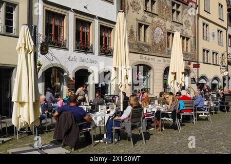 Stein am Rhein, Schweiz - 22. September 2022: Die Menschen genießen die enge Kopfsteinpflasterstraße in der mittelalterlichen Altstadt Stein am Rhein im Kanton Schaffou Stockfoto