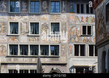 Stein am Rhein, Schweiz - 22. September 2022: Malerische Fresken und antike Schilder zieren die mittelalterlichen Gebäude in der Altstadt von Stein am Rhein in Canto Stockfoto