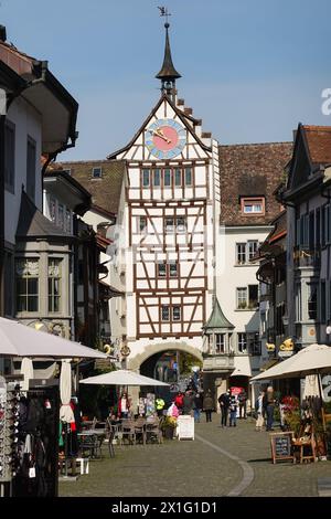 Stein am Rhein, Schweiz - 22. September 2022: Die Menschen genießen die enge Kopfsteinpflasterstraße am Untertor im mittelalterlichen Stein am Rhein Stockfoto