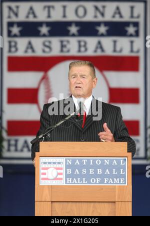 Ehemalige St. Louis Cardinals Manager und Mitglied der National Baseball Hall of Fame Whitey Herzog, der am 25. Juli 2010 in Cooperstown seine Bemerkungen hielt, starb in St. Louis im Alter von 92 Jahren. Dorrel Norman Elvert 'Whitey' Herzog, war Manager der St. Louis Cardinals von 1980-1990. Dateifoto von Bill Greenblatt/UPI Credit: UPI/Alamy Live News Stockfoto