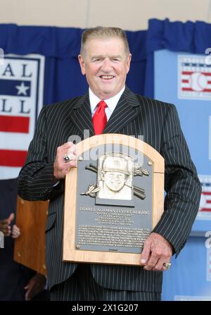 Ehemalige St. Louis Cardinals Manager und Mitglied der National Baseball Hall of Fame, Whitey Herzog, der am 25. Juli 2010 in Cooperstown seine Gedenktafel annahm, starb in St. Louis im Alter von 92 Jahren. Dorrel Norman Elvert 'Whitey' Herzog, war Manager der St. Louis Cardinals von 1980-1990. Dateifoto von Bill Greenblatt/UPI Credit: UPI/Alamy Live News Stockfoto