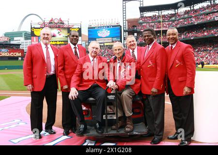 Ehemalige St. Louis Cardinals Manager und Mitglied der National Baseball Hall of Fame Whitey Herzog (fünfter von links) wird zusammen mit den Mitgliedern der Cardinals Hall of Fame (L bis R) gezeigt, Bruce Sutter, Bob Gibson, Red Schoendienst, Stan Musial, Lou Brock und Ozzie Smith ist in St. gestorben Louis im Alter von 92 Jahren. Dorrel Norman Elvert 'Whitey' Herzog, war Manager der St. Louis Cardinals von 1980-1990. Dateifoto von Bill Greenblatt/UPI Credit: UPI/Alamy Live News Stockfoto