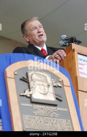 Ehemalige St. Louis Cardinals Manager und Mitglied der National Baseball Hall of Fame, Whitey Herzog, hält seine Dankesrede in Cooperstown am 25. Juli 2010, starb in St. Louis im Alter von 92 Jahren. Dorrel Norman Elvert 'Whitey' Herzog, war Manager der St. Louis Cardinals von 1980-1990. Dateifoto von Bill Greenblatt/UPI Credit: UPI/Alamy Live News Stockfoto