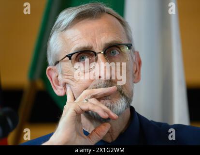 Dresden, Deutschland. April 2024. Armin Schuster (CDU), sächsischer Innenminister, sitzt auf dem Podium bei der Pressekonferenz zur Kabinettssitzung in der Heeresschule im Scharnhorstsaal. Robert Michael/dpa/Alamy Live News Stockfoto