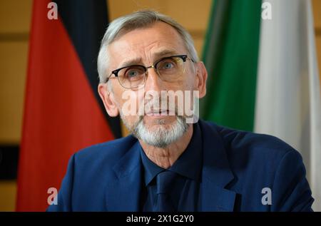 Dresden, Deutschland. April 2024. Armin Schuster (CDU), sächsischer Innenminister, spricht bei der Pressekonferenz zum Kabinettsgespräch der Sächsischen Heeresschule in der Scharnhorsthalle vor Journalisten. Robert Michael/dpa/Alamy Live News Stockfoto