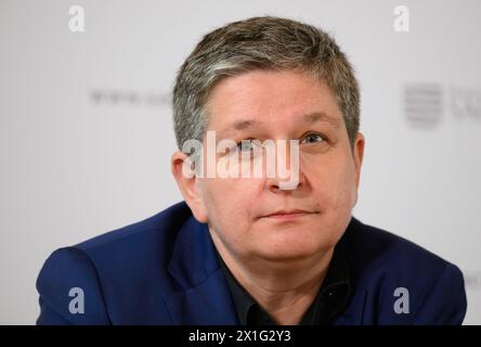 Dresden, Deutschland. April 2024. Claudia Plattner, Präsidentin des Bundesamtes für Sicherheit in der Informationstechnik, sitzt auf dem Podium der Pressekonferenz zur Sitzung des Sächsischen Kabinetts im Scharnhorst-Saal der Heeresoffizierschule. Robert Michael/dpa/Alamy Live News Stockfoto