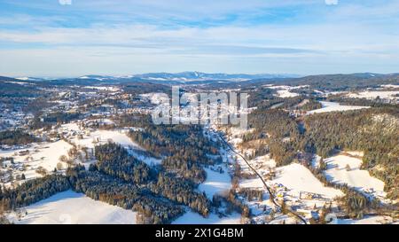 Tanvald im Winter. Kleine Stadt im Isergebirge, Tschechien. Luftaufnahmen von oben. Stockfoto