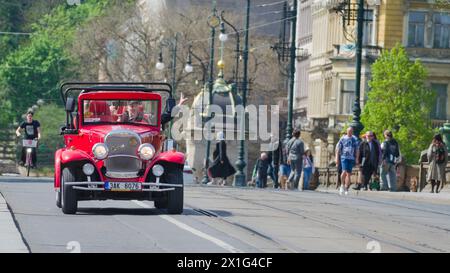 Prag, Tschechische republik - 13. April 2024: Oldtimer für Besichtigungstouren durch das historische Stadtzentrum von Prag in Tschechien. Stockfoto