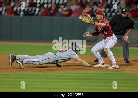 16. April 2024: Arkansas erster Baseman Ben McLaughlin #6 erhält den Ball während er die Tasche bedeckt, als der Texas Tech Base Runner will Burns #15 wieder in die Basis eintaucht. Arkansas besiegte Texas Tech 9-8 in Fayetteville, AR. Richey Miller/CSM Stockfoto