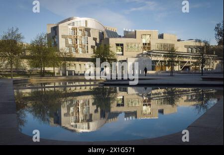 Aktenfoto vom 29/04/21 des schottischen Parlamentsgebäudes in Holyrood in Edinburgh. Ein Aufruf zur Aufhebung umstrittener neuer Hassverbrechensgesetze wird wahrscheinlich in Holyrood besiegt werden. Die schottischen Tories haben einen Antrag eingereicht, der den Hassverbrechen und die öffentliche Ordnung Schottlands Act fordert?? Die erst am 1. April in Kraft getreten sind?? Wird aufgehoben. Ausgabedatum: Mittwoch, 17. April 2024. Stockfoto