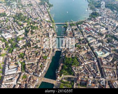 Zürich, Schweiz: Aus der Vogelperspektive auf die Züricher Innenstadt mit der historischen Altstadt und dem Geschäfts- und Finanzzentrum mit der Limmat flo Stockfoto