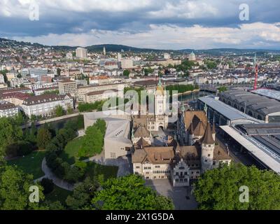 Zürich, Schweiz: Das Schweizerische Nationalmuseum ist ein historisches Gebäude vor dem Hauptbahnhof in Zürich Stockfoto